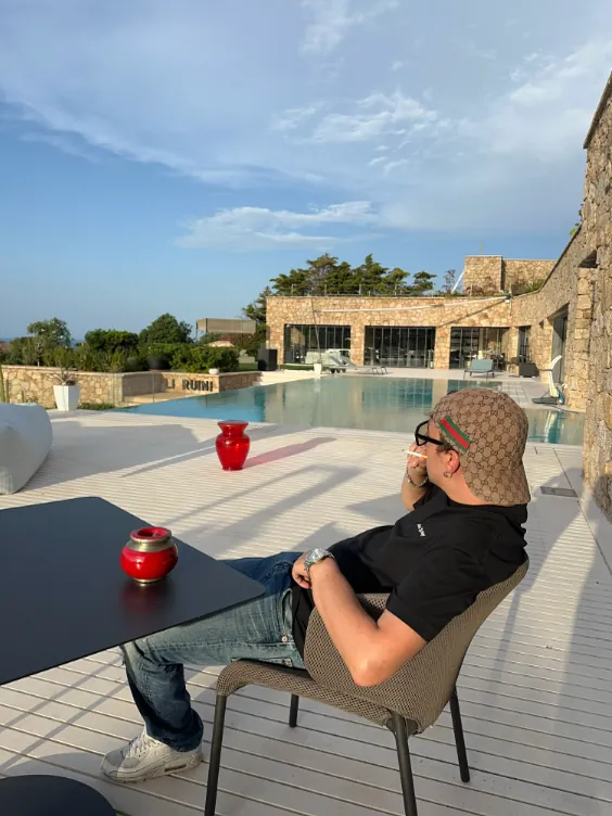 Garelli seduto al sole su una terrazza